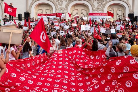 13 aout 2018 : Près de 4000 personnes étaient présentes en ce jour de fête de la Femme à la manifestation en faveur des libertés sur l'avenue Habib Bourguiba à Tunis. Entre citoyens, activistes de la société civile, figures médiatiques et politiques, les personnes présentes ont scandé des slogans appelant à l'égalité homme-femme et la liberté et ont rejeté l'extrémisme. Le drapeau arc-en-ciel a également été brandi en signe de soutien à la cause LGBT et des minorités sexuelles. La Commission des libertés individuelles et de l’égalité (Colibe) initiée par BCE a remis son rapport en juin au Président récemment, elle contient des proportions sur l’égalité de l’héritage, la dépénalisation de l’homosexualité et autres questions sociétales en Tunisie. Béji Caïd Essebsi n'entérine que l’égalité dans l’héritage.On rappelle que ce rapport a suscité une violente réaction dans le camp des islamistes qui ont fustigé la violation du texte coranique et qualifié les membres de la Colibe d’apostates. Samedi, une marche a été organisée pour dénoncer le contenu du rapport.