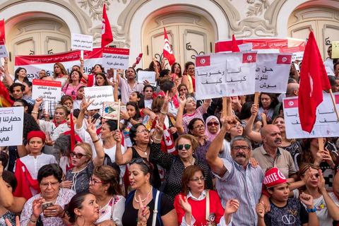 13 aout 2018 : Près de 4000 personnes étaient présentes en ce jour de fête de la Femme à la manifestation en faveur des libertés sur l'avenue Habib Bourguiba à Tunis. Entre citoyens, activistes de la société civile, figures médiatiques et politiques, les personnes présentes ont scandé des slogans appelant à l'égalité homme-femme et la liberté et ont rejeté l'extrémisme. Le drapeau arc-en-ciel a également été brandi en signe de soutien à la cause LGBT et des minorités sexuelles. La Commission des libertés individuelles et de l’égalité (Colibe) initiée par BCE a remis son rapport en juin au Président récemment, elle contient des proportions sur l’égalité de l’héritage, la dépénalisation de l’homosexualité et autres questions sociétales en Tunisie. Béji Caïd Essebsi n'entérine que l’égalité dans l’héritage.On rappelle que ce rapport a suscité une violente réaction dans le camp des islamistes qui ont fustigé la violation du texte coranique et qualifié les membres de la Colibe d’apostates. Samedi, une marche a été organisée pour dénoncer le contenu du rapport.