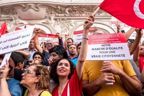 13 aout 2018 : Près de 4000 personnes étaient présentes en ce jour de fête de la Femme à la manifestation en faveur des libertés sur l'avenue Habib Bourguiba à Tunis. Entre citoyens, activistes de la société civile, figures médiatiques et politiques, les personnes présentes ont scandé des slogans appelant à l'égalité homme-femme et la liberté et ont rejeté l'extrémisme. Le drapeau arc-en-ciel a également été brandi en signe de soutien à la cause LGBT et des minorités sexuelles. La Commission des libertés individuelles et de l’égalité (Colibe) initiée par BCE a remis son rapport en juin au Président récemment, elle contient des proportions sur l’égalité de l’héritage, la dépénalisation de l’homosexualité et autres questions sociétales en Tunisie. Béji Caïd Essebsi n'entérine que l’égalité dans l’héritage.On rappelle que ce rapport a suscité une violente réaction dans le camp des islamistes qui ont fustigé la violation du texte coranique et qualifié les membres de la Colibe d’apostates. Samedi, une marche a été organisée pour dénoncer le contenu du rapport.