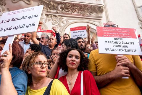 13 aout 2018 : Près de 4000 personnes étaient présentes en ce jour de fête de la Femme à la manifestation en faveur des libertés sur l'avenue Habib Bourguiba à Tunis. Entre citoyens, activistes de la société civile, figures médiatiques et politiques, les personnes présentes ont scandé des slogans appelant à l'égalité homme-femme et la liberté et ont rejeté l'extrémisme. Le drapeau arc-en-ciel a également été brandi en signe de soutien à la cause LGBT et des minorités sexuelles. La Commission des libertés individuelles et de l’égalité (Colibe) initiée par BCE a remis son rapport en juin au Président récemment, elle contient des proportions sur l’égalité de l’héritage, la dépénalisation de l’homosexualité et autres questions sociétales en Tunisie. Béji Caïd Essebsi n'entérine que l’égalité dans l’héritage.On rappelle que ce rapport a suscité une violente réaction dans le camp des islamistes qui ont fustigé la violation du texte coranique et qualifié les membres de la Colibe d’apostates. Samedi, une marche a été organisée pour dénoncer le contenu du rapport.