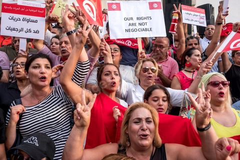 13 aout 2018 : Près de 4000 personnes étaient présentes en ce jour de fête de la Femme à la manifestation en faveur des libertés sur l'avenue Habib Bourguiba à Tunis. Entre citoyens, activistes de la société civile, figures médiatiques et politiques, les personnes présentes ont scandé des slogans appelant à l'égalité homme-femme et la liberté et ont rejeté l'extrémisme. Le drapeau arc-en-ciel a également été brandi en signe de soutien à la cause LGBT et des minorités sexuelles. La Commission des libertés individuelles et de l’égalité (Colibe) initiée par BCE a remis son rapport en juin au Président récemment, elle contient des proportions sur l’égalité de l’héritage, la dépénalisation de l’homosexualité et autres questions sociétales en Tunisie. Béji Caïd Essebsi n'entérine que l’égalité dans l’héritage.On rappelle que ce rapport a suscité une violente réaction dans le camp des islamistes qui ont fustigé la violation du texte coranique et qualifié les membres de la Colibe d’apostates. Samedi, une marche a été organisée pour dénoncer le contenu du rapport.