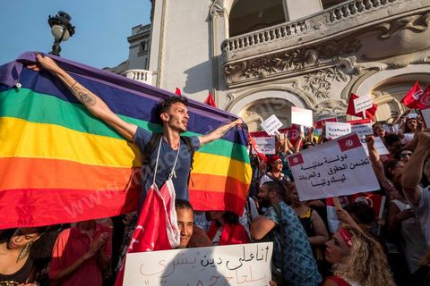 13 aout 2018 : Près de 4000 personnes étaient présentes en ce jour de fête de la Femme à la manifestation en faveur des libertés sur l'avenue Habib Bourguiba à Tunis. Entre citoyens, activistes de la société civile, figures médiatiques et politiques, les personnes présentes ont scandé des slogans appelant à l'égalité homme-femme et la liberté et ont rejeté l'extrémisme. Le drapeau arc-en-ciel a également été brandi en signe de soutien à la cause LGBT et des minorités sexuelles. La Commission des libertés individuelles et de l’égalité (Colibe) initiée par BCE a remis son rapport en juin au Président récemment, elle contient des proportions sur l’égalité de l’héritage, la dépénalisation de l’homosexualité et autres questions sociétales en Tunisie. Béji Caïd Essebsi n'entérine que l’égalité dans l’héritage.On rappelle que ce rapport a suscité une violente réaction dans le camp des islamistes qui ont fustigé la violation du texte coranique et qualifié les membres de la Colibe d’apostates. Samedi, une marche a été organisée pour dénoncer le contenu du rapport.