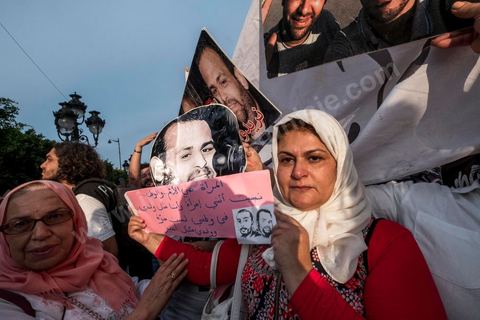 13 aout 2018 : Près de 4000 personnes étaient présentes en ce jour de fête de la Femme à la manifestation en faveur des libertés sur l'avenue Habib Bourguiba à Tunis. Entre citoyens, activistes de la société civile, figures médiatiques et politiques, les personnes présentes ont scandé des slogans appelant à l'égalité homme-femme et la liberté et ont rejeté l'extrémisme. Le drapeau arc-en-ciel a également été brandi en signe de soutien à la cause LGBT et des minorités sexuelles. La Commission des libertés individuelles et de l’égalité (Colibe) initiée par BCE a remis son rapport en juin au Président récemment, elle contient des proportions sur l’égalité de l’héritage, la dépénalisation de l’homosexualité et autres questions sociétales en Tunisie. Béji Caïd Essebsi n'entérine que l’égalité dans l’héritage.On rappelle que ce rapport a suscité une violente réaction dans le camp des islamistes qui ont fustigé la violation du texte coranique et qualifié les membres de la Colibe d’apostates. Samedi, une marche a été organisée pour dénoncer le contenu du rapport.