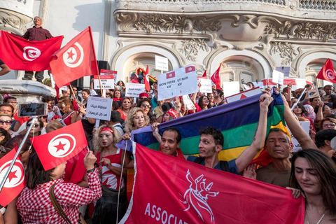 13 aout 2018 : Près de 4000 personnes étaient présentes en ce jour de fête de la Femme à la manifestation en faveur des libertés sur l'avenue Habib Bourguiba à Tunis. Entre citoyens, activistes de la société civile, figures médiatiques et politiques, les personnes présentes ont scandé des slogans appelant à l'égalité homme-femme et la liberté et ont rejeté l'extrémisme. Le drapeau arc-en-ciel a également été brandi en signe de soutien à la cause LGBT et des minorités sexuelles. La Commission des libertés individuelles et de l’égalité (Colibe) initiée par BCE a remis son rapport en juin au Président récemment, elle contient des proportions sur l’égalité de l’héritage, la dépénalisation de l’homosexualité et autres questions sociétales en Tunisie. Béji Caïd Essebsi n'entérine que l’égalité dans l’héritage.On rappelle que ce rapport a suscité une violente réaction dans le camp des islamistes qui ont fustigé la violation du texte coranique et qualifié les membres de la Colibe d’apostates. Samedi, une marche a été organisée pour dénoncer le contenu du rapport.