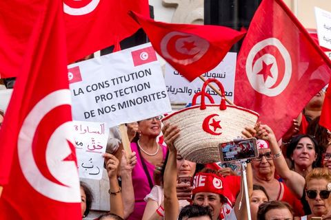 13 aout 2018 : Près de 4000 personnes étaient présentes en ce jour de fête de la Femme à la manifestation en faveur des libertés sur l'avenue Habib Bourguiba à Tunis. Entre citoyens, activistes de la société civile, figures médiatiques et politiques, les personnes présentes ont scandé des slogans appelant à l'égalité homme-femme et la liberté et ont rejeté l'extrémisme. Le drapeau arc-en-ciel a également été brandi en signe de soutien à la cause LGBT et des minorités sexuelles. La Commission des libertés individuelles et de l’égalité (Colibe) initiée par BCE a remis son rapport en juin au Président récemment, elle contient des proportions sur l’égalité de l’héritage, la dépénalisation de l’homosexualité et autres questions sociétales en Tunisie. Béji Caïd Essebsi n'entérine que l’égalité dans l’héritage.On rappelle que ce rapport a suscité une violente réaction dans le camp des islamistes qui ont fustigé la violation du texte coranique et qualifié les membres de la Colibe d’apostates. Samedi, une marche a été organisée pour dénoncer le contenu du rapport.