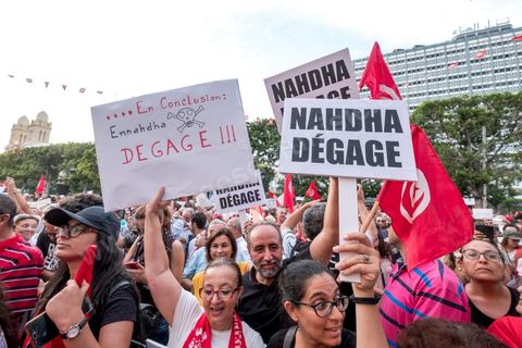 13 aout 2018 : Près de 4000 personnes étaient présentes en ce jour de fête de la Femme à la manifestation en faveur des libertés sur l'avenue Habib Bourguiba à Tunis. Entre citoyens, activistes de la société civile, figures médiatiques et politiques, les personnes présentes ont scandé des slogans appelant à l'égalité homme-femme et la liberté et ont rejeté l'extrémisme. Le drapeau arc-en-ciel a également été brandi en signe de soutien à la cause LGBT et des minorités sexuelles. La Commission des libertés individuelles et de l’égalité (Colibe) initiée par BCE a remis son rapport en juin au Président récemment, elle contient des proportions sur l’égalité de l’héritage, la dépénalisation de l’homosexualité et autres questions sociétales en Tunisie. Béji Caïd Essebsi n'entérine que l’égalité dans l’héritage.On rappelle que ce rapport a suscité une violente réaction dans le camp des islamistes qui ont fustigé la violation du texte coranique et qualifié les membres de la Colibe d’apostates. Samedi, une marche a été organisée pour dénoncer le contenu du rapport.