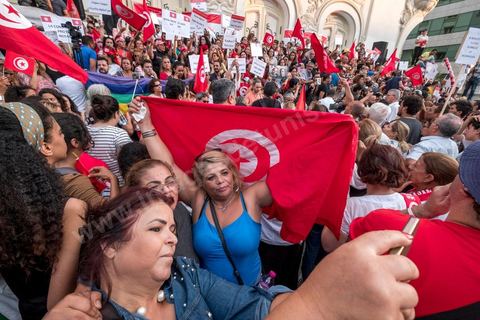 13 aout 2018 : Près de 4000 personnes étaient présentes en ce jour de fête de la Femme à la manifestation en faveur des libertés sur l'avenue Habib Bourguiba à Tunis. Entre citoyens, activistes de la société civile, figures médiatiques et politiques, les personnes présentes ont scandé des slogans appelant à l'égalité homme-femme et la liberté et ont rejeté l'extrémisme. Le drapeau arc-en-ciel a également été brandi en signe de soutien à la cause LGBT et des minorités sexuelles. La Commission des libertés individuelles et de l’égalité (Colibe) initiée par BCE a remis son rapport en juin au Président récemment, elle contient des proportions sur l’égalité de l’héritage, la dépénalisation de l’homosexualité et autres questions sociétales en Tunisie. Béji Caïd Essebsi n'entérine que l’égalité dans l’héritage.On rappelle que ce rapport a suscité une violente réaction dans le camp des islamistes qui ont fustigé la violation du texte coranique et qualifié les membres de la Colibe d’apostates. Samedi, une marche a été organisée pour dénoncer le contenu du rapport.