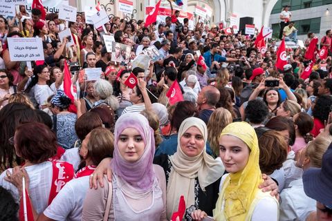 13 aout 2018 : Près de 4000 personnes étaient présentes en ce jour de fête de la Femme à la manifestation en faveur des libertés sur l'avenue Habib Bourguiba à Tunis. Entre citoyens, activistes de la société civile, figures médiatiques et politiques, les personnes présentes ont scandé des slogans appelant à l'égalité homme-femme et la liberté et ont rejeté l'extrémisme. Le drapeau arc-en-ciel a également été brandi en signe de soutien à la cause LGBT et des minorités sexuelles. La Commission des libertés individuelles et de l’égalité (Colibe) initiée par BCE a remis son rapport en juin au Président récemment, elle contient des proportions sur l’égalité de l’héritage, la dépénalisation de l’homosexualité et autres questions sociétales en Tunisie. Béji Caïd Essebsi n'entérine que l’égalité dans l’héritage.On rappelle que ce rapport a suscité une violente réaction dans le camp des islamistes qui ont fustigé la violation du texte coranique et qualifié les membres de la Colibe d’apostates. Samedi, une marche a été organisée pour dénoncer le contenu du rapport.