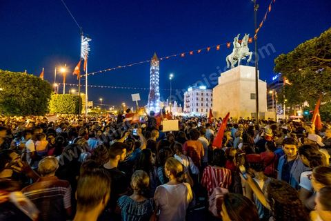 13 aout 2018 : Près de 4000 personnes étaient présentes en ce jour de fête de la Femme à la manifestation en faveur des libertés sur l'avenue Habib Bourguiba à Tunis. Entre citoyens, activistes de la société civile, figures médiatiques et politiques, les personnes présentes ont scandé des slogans appelant à l'égalité homme-femme et la liberté et ont rejeté l'extrémisme. Le drapeau arc-en-ciel a également été brandi en signe de soutien à la cause LGBT et des minorités sexuelles. La Commission des libertés individuelles et de l’égalité (Colibe) initiée par BCE a remis son rapport en juin au Président récemment, elle contient des proportions sur l’égalité de l’héritage, la dépénalisation de l’homosexualité et autres questions sociétales en Tunisie. Béji Caïd Essebsi n'entérine que l’égalité dans l’héritage.On rappelle que ce rapport a suscité une violente réaction dans le camp des islamistes qui ont fustigé la violation du texte coranique et qualifié les membres de la Colibe d’apostates. Samedi, une marche a été organisée pour dénoncer le contenu du rapport.