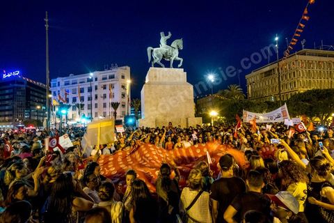 13 aout 2018 : Près de 4000 personnes étaient présentes en ce jour de fête de la Femme à la manifestation en faveur des libertés sur l'avenue Habib Bourguiba à Tunis. Entre citoyens, activistes de la société civile, figures médiatiques et politiques, les personnes présentes ont scandé des slogans appelant à l'égalité homme-femme et la liberté et ont rejeté l'extrémisme. Le drapeau arc-en-ciel a également été brandi en signe de soutien à la cause LGBT et des minorités sexuelles. La Commission des libertés individuelles et de l’égalité (Colibe) initiée par BCE a remis son rapport en juin au Président récemment, elle contient des proportions sur l’égalité de l’héritage, la dépénalisation de l’homosexualité et autres questions sociétales en Tunisie. Béji Caïd Essebsi n'entérine que l’égalité dans l’héritage.On rappelle que ce rapport a suscité une violente réaction dans le camp des islamistes qui ont fustigé la violation du texte coranique et qualifié les membres de la Colibe d’apostates. Samedi, une marche a été organisée pour dénoncer le contenu du rapport.