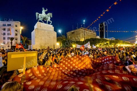 13 aout 2018 : Près de 4000 personnes étaient présentes en ce jour de fête de la Femme à la manifestation en faveur des libertés sur l'avenue Habib Bourguiba à Tunis. Entre citoyens, activistes de la société civile, figures médiatiques et politiques, les personnes présentes ont scandé des slogans appelant à l'égalité homme-femme et la liberté et ont rejeté l'extrémisme. Le drapeau arc-en-ciel a également été brandi en signe de soutien à la cause LGBT et des minorités sexuelles. La Commission des libertés individuelles et de l’égalité (Colibe) initiée par BCE a remis son rapport en juin au Président récemment, elle contient des proportions sur l’égalité de l’héritage, la dépénalisation de l’homosexualité et autres questions sociétales en Tunisie. Béji Caïd Essebsi n'entérine que l’égalité dans l’héritage.On rappelle que ce rapport a suscité une violente réaction dans le camp des islamistes qui ont fustigé la violation du texte coranique et qualifié les membres de la Colibe d’apostates. Samedi, une marche a été organisée pour dénoncer le contenu du rapport.