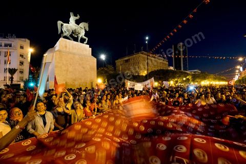 13 aout 2018 : Près de 4000 personnes étaient présentes en ce jour de fête de la Femme à la manifestation en faveur des libertés sur l'avenue Habib Bourguiba à Tunis. Entre citoyens, activistes de la société civile, figures médiatiques et politiques, les personnes présentes ont scandé des slogans appelant à l'égalité homme-femme et la liberté et ont rejeté l'extrémisme. Le drapeau arc-en-ciel a également été brandi en signe de soutien à la cause LGBT et des minorités sexuelles. La Commission des libertés individuelles et de l’égalité (Colibe) initiée par BCE a remis son rapport en juin au Président récemment, elle contient des proportions sur l’égalité de l’héritage, la dépénalisation de l’homosexualité et autres questions sociétales en Tunisie. Béji Caïd Essebsi n'entérine que l’égalité dans l’héritage.On rappelle que ce rapport a suscité une violente réaction dans le camp des islamistes qui ont fustigé la violation du texte coranique et qualifié les membres de la Colibe d’apostates. Samedi, une marche a été organisée pour dénoncer le contenu du rapport.