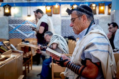 27 novembre 2018 : Les pélérins se rendent à la synagogue Beit Mordekhai de la Goulette pour des prières dans le cadre du pélerinage. Près de 300 pélerins juifs venus principalement de France pour assister au traditionnel pèlerinage sur la tombe de Rebbi Hai Taieb Lo Met. A l’occasion de ce pèlerinage, de nombreux Tunisiens de confession juive se rendent sur la tombe du rabbin ainsi que dans d’autres sanctuaires et lieux de culte juifs comme la Grande Synagogue de Tunis ou celle de la Goulette.