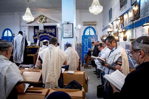27 novembre 2018 : Les pélérins se rendent à la synagogue Beit Mordekhai de la Goulette pour des prières dans le cadre du pélerinage. Près de 300 pélerins juifs venus principalement de France pour assister au traditionnel pèlerinage sur la tombe de Rebbi Hai Taieb Lo Met. A l’occasion de ce pèlerinage, de nombreux Tunisiens de confession juive se rendent sur la tombe du rabbin ainsi que dans d’autres sanctuaires et lieux de culte juifs comme la Grande Synagogue de Tunis ou celle de la Goulette.