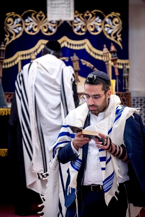 27 novembre 2018 : Les pélérins se rendent à la synagogue Beit Mordekhai de la Goulette pour des prières dans le cadre du pélerinage. Près de 300 pélerins juifs venus principalement de France pour assister au traditionnel pèlerinage sur la tombe de Rebbi Hai Taieb Lo Met. A l’occasion de ce pèlerinage, de nombreux Tunisiens de confession juive se rendent sur la tombe du rabbin ainsi que dans d’autres sanctuaires et lieux de culte juifs comme la Grande Synagogue de Tunis ou celle de la Goulette.