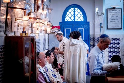 27 novembre 2018 : Les pélérins se rendent à la synagogue Beit Mordekhai de la Goulette pour des prières dans le cadre du pélerinage. Près de 300 pélerins juifs venus principalement de France pour assister au traditionnel pèlerinage sur la tombe de Rebbi Hai Taieb Lo Met. A l’occasion de ce pèlerinage, de nombreux Tunisiens de confession juive se rendent sur la tombe du rabbin ainsi que dans d’autres sanctuaires et lieux de culte juifs comme la Grande Synagogue de Tunis ou celle de la Goulette.