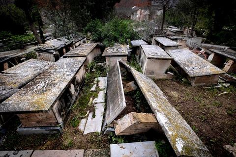 27 novembre 2018 : Les pélérins se rendent au cimetière juif du Borgel au centre de Tunis pour une "hiloula". Cachuètes, Boukha (eau de vie de figue) et prières pour commémorer la mort, il y a 180 ans, de Rebbi Hai Taieb qui était un grand érudit, exégète de la Torah et de la Kabbale. Dans le cadre du pélerinage. Près de 300 pélerins juifs venus principalement de France pour assister au traditionnel pèlerinage sur la tombe de Rebbi Hai Taieb Lo Met. A l’occasion de ce pèlerinage, de nombreux Tunisiens de confession juive se rendent sur la tombe du rabbin ainsi que dans d’autres sanctuaires et lieux de culte juifs comme la Grande Synagogue de Tunis ou celle de la Goulette.