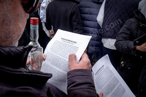 27 novembre 2018 : Les pélérins se rendent au cimetière juif du Borgel au centre de Tunis pour une "hiloula". Cachuètes, Boukha (eau de vie de figue) et prières pour commémorer la mort, il y a 180 ans, de Rebbi Hai Taieb qui était un grand érudit, exégète de la Torah et de la Kabbale. Dans le cadre du pélerinage. Près de 300 pélerins juifs venus principalement de France pour assister au traditionnel pèlerinage sur la tombe de Rebbi Hai Taieb Lo Met. A l’occasion de ce pèlerinage, de nombreux Tunisiens de confession juive se rendent sur la tombe du rabbin ainsi que dans d’autres sanctuaires et lieux de culte juifs comme la Grande Synagogue de Tunis ou celle de la Goulette.