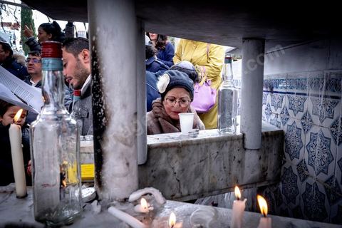 27 novembre 2018 : Les pélérins se rendent au cimetière juif du Borgel au centre de Tunis pour une "hiloula". Cachuètes, Boukha (eau de vie de figue) et prières pour commémorer la mort, il y a 180 ans, de Rebbi Hai Taieb qui était un grand érudit, exégète de la Torah et de la Kabbale. Dans le cadre du pélerinage. Près de 300 pélerins juifs venus principalement de France pour assister au traditionnel pèlerinage sur la tombe de Rebbi Hai Taieb Lo Met. A l’occasion de ce pèlerinage, de nombreux Tunisiens de confession juive se rendent sur la tombe du rabbin ainsi que dans d’autres sanctuaires et lieux de culte juifs comme la Grande Synagogue de Tunis ou celle de la Goulette.