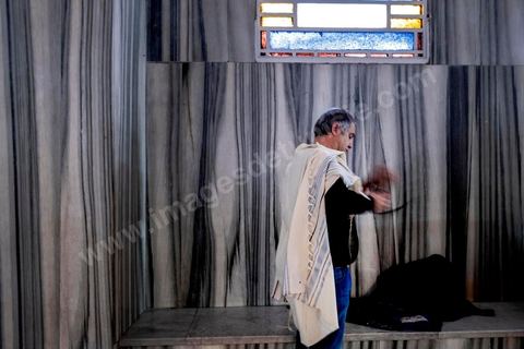 27 novembre 2018 : Les pélérins se rendent à la grande synagogue de Tunis pour des prières dans le cadre du pélerinage. Près de 300 pélerins juifs venus principalement de France pour assister au traditionnel pèlerinage sur la tombe de Rebbi Hai Taieb Lo Met. A l’occasion de ce pèlerinage, de nombreux Tunisiens de confession juive se rendent sur la tombe du rabbin ainsi que dans d’autres sanctuaires et lieux de culte juifs comme la Grande Synagogue de Tunis ou celle de la Goulette.