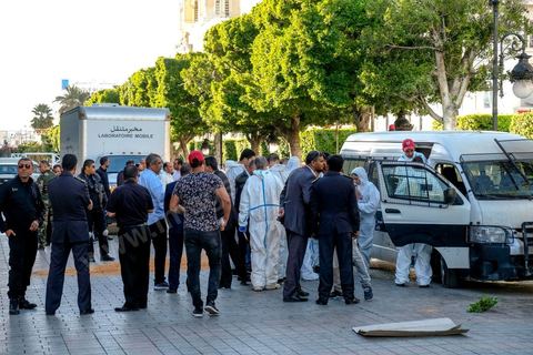 29 octobre 2018 : attentat suicide à l'avenue Habib Bourguiba à Tunis. La femme qui s'est fait exploser vers 13h55 ciblait une patrouille de sécurité, sur l'avenue Habib Bourguiba au centre ville de Tunis à quelques mètres du Ministère de l'Intérieur. L'attentat terroriste est survenu alors que cette patrouille stationnait devant un centre commercial situé sur l'avenue Habib Bourguiba, où se déroulait une manifestation encadrée par les forces de l'ordre, à Tunis. Le bilan définitif est de 20 personnes légèrement blessées dont 15 policiers. La terroriste originaire du Sahel est morte, il s'agissait d'une jeune diplômée sans emploi inconnue des services de police.