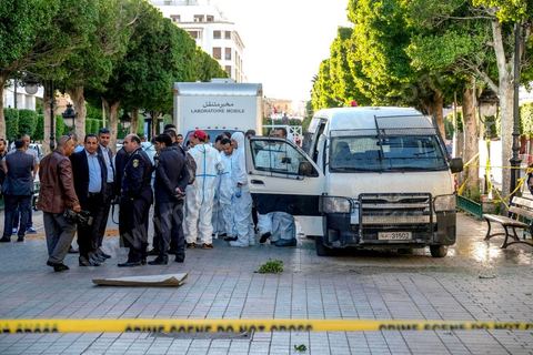 29 octobre 2018 : attentat suicide à l'avenue Habib Bourguiba à Tunis. La femme qui s'est fait exploser vers 13h55 ciblait une patrouille de sécurité, sur l'avenue Habib Bourguiba au centre ville de Tunis à quelques mètres du Ministère de l'Intérieur. L'attentat terroriste est survenu alors que cette patrouille stationnait devant un centre commercial situé sur l'avenue Habib Bourguiba, où se déroulait une manifestation encadrée par les forces de l'ordre, à Tunis. Le bilan définitif est de 20 personnes légèrement blessées dont 15 policiers. La terroriste originaire du Sahel est morte, il s'agissait d'une jeune diplômée sans emploi inconnue des services de police.