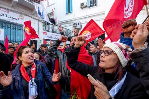 17 janvier 2019 : à l'appel du principale syndical des travailleurs, et suite à l'échec des négociations avec le gouvernement pour le réajustement des salaires dans la fonction publique par rapport à l'inflation, ce 17 janvier fut grève générale. Elle fut suivie largement par les fonctionnaires entrainant une paralysie du pays. Place Med Ali à Tunis, plusieurs milliers de syndicalistes sont venus écouter le discours de leur secrétaire général Nourreddine Taboubi avant de manifester sur l'avenue Habib Bourguiba et appeler à dégager le gouvernement. 