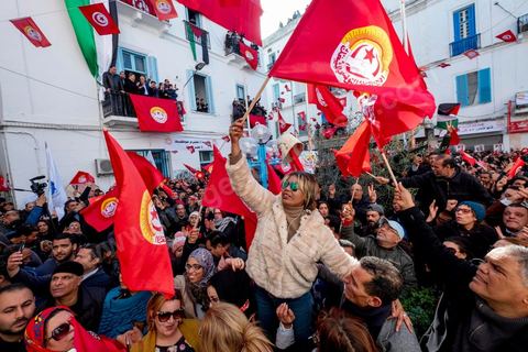 17 janvier 2019 : à l'appel du principale syndical des travailleurs, et suite à l'échec des négociations avec le gouvernement pour le réajustement des salaires dans la fonction publique par rapport à l'inflation, ce 17 janvier fut grève générale. Elle fut suivie largement par les fonctionnaires entrainant une paralysie du pays. Place Med Ali à Tunis, plusieurs milliers de syndicalistes sont venus écouter le discours de leur secrétaire général Nourreddine Taboubi avant de manifester sur l'avenue Habib Bourguiba et appeler à dégager le gouvernement. 