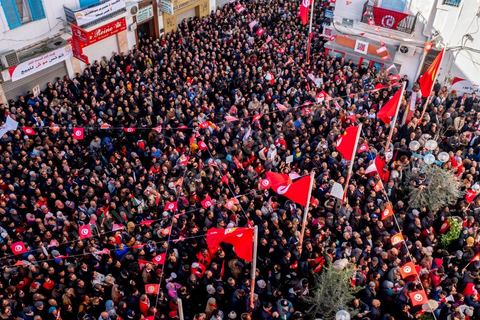 17 janvier 2019 : à l'appel du principale syndical des travailleurs, et suite à l'échec des négociations avec le gouvernement pour le réajustement des salaires dans la fonction publique par rapport à l'inflation, ce 17 janvier fut grève générale. Elle fut suivie largement par les fonctionnaires entrainant une paralysie du pays. Place Med Ali à Tunis, plusieurs milliers de syndicalistes sont venus écouter le discours de leur secrétaire général Nourreddine Taboubi avant de manifester sur l'avenue Habib Bourguiba et appeler à dégager le gouvernement. 
