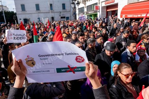 17 janvier 2019 : à l'appel du principale syndical des travailleurs, et suite à l'échec des négociations avec le gouvernement pour le réajustement des salaires dans la fonction publique par rapport à l'inflation, ce 17 janvier fut grève générale. Elle fut suivie largement par les fonctionnaires entrainant une paralysie du pays. Place Med Ali à Tunis, plusieurs milliers de syndicalistes sont venus écouter le discours de leur secrétaire général Nourreddine Taboubi avant de manifester sur l'avenue Habib Bourguiba et appeler à dégager le gouvernement. 
