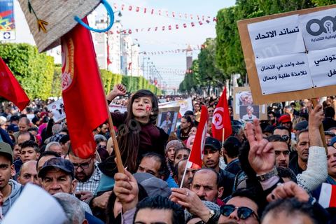 17 janvier 2019 : à l'appel du principale syndical des travailleurs, et suite à l'échec des négociations avec le gouvernement pour le réajustement des salaires dans la fonction publique par rapport à l'inflation, ce 17 janvier fut grève générale. Elle fut suivie largement par les fonctionnaires entrainant une paralysie du pays. Place Med Ali à Tunis, plusieurs milliers de syndicalistes sont venus écouter le discours de leur secrétaire général Nourreddine Taboubi avant de manifester sur l'avenue Habib Bourguiba et appeler à dégager le gouvernement. 
