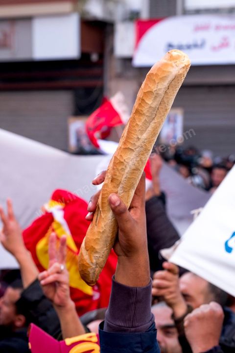 17 janvier 2019 : à l'appel du principale syndical des travailleurs, et suite à l'échec des négociations avec le gouvernement pour le réajustement des salaires dans la fonction publique par rapport à l'inflation, ce 17 janvier fut grève générale. Elle fut suivie largement par les fonctionnaires entrainant une paralysie du pays. Place Med Ali à Tunis, plusieurs milliers de syndicalistes sont venus écouter le discours de leur secrétaire général Nourreddine Taboubi avant de manifester sur l'avenue Habib Bourguiba et appeler à dégager le gouvernement. 
