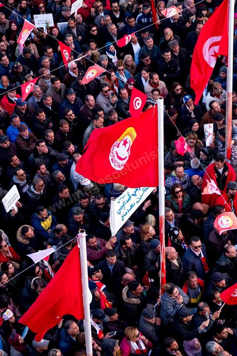 17 janvier 2019 : à l'appel du principale syndical des travailleurs, et suite à l'échec des négociations avec le gouvernement pour le réajustement des salaires dans la fonction publique par rapport à l'inflation, ce 17 janvier fut grève générale. Elle fut suivie largement par les fonctionnaires entrainant une paralysie du pays. Place Med Ali à Tunis, plusieurs milliers de syndicalistes sont venus écouter le discours de leur secrétaire général Nourreddine Taboubi avant de manifester sur l'avenue Habib Bourguiba et appeler à dégager le gouvernement. 
