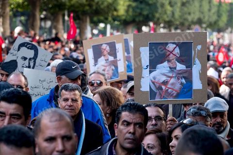 17 janvier 2019 : à l'appel du principale syndical des travailleurs, et suite à l'échec des négociations avec le gouvernement pour le réajustement des salaires dans la fonction publique par rapport à l'inflation, ce 17 janvier fut grève générale. Elle fut suivie largement par les fonctionnaires entrainant une paralysie du pays. Place Med Ali à Tunis, plusieurs milliers de syndicalistes sont venus écouter le discours de leur secrétaire général Nourreddine Taboubi avant de manifester sur l'avenue Habib Bourguiba et appeler à dégager le gouvernement. 