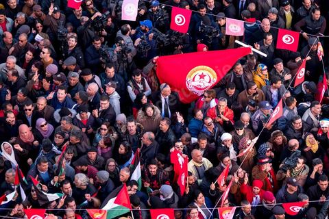 17 janvier 2019 : à l'appel du principale syndical des travailleurs, et suite à l'échec des négociations avec le gouvernement pour le réajustement des salaires dans la fonction publique par rapport à l'inflation, ce 17 janvier fut grève générale. Elle fut suivie largement par les fonctionnaires entrainant une paralysie du pays. Place Med Ali à Tunis, plusieurs milliers de syndicalistes sont venus écouter le discours de leur secrétaire général Nourreddine Taboubi avant de manifester sur l'avenue Habib Bourguiba et appeler à dégager le gouvernement. 