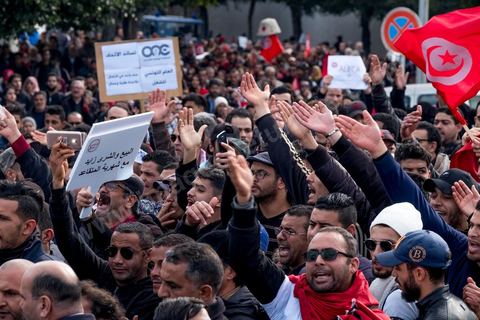 17 janvier 2019 : à l'appel du principale syndical des travailleurs, et suite à l'échec des négociations avec le gouvernement pour le réajustement des salaires dans la fonction publique par rapport à l'inflation, ce 17 janvier fut grève générale. Elle fut suivie largement par les fonctionnaires entrainant une paralysie du pays. Place Med Ali à Tunis, plusieurs milliers de syndicalistes sont venus écouter le discours de leur secrétaire général Nourreddine Taboubi avant de manifester sur l'avenue Habib Bourguiba et appeler à dégager le gouvernement. 