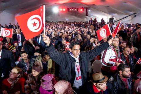 27 janvier 2019 : Meeting de lancement du nouveau parti tunisien Tahya Tounes (Vive la Tunisie) à Monastir. Ce nouveau s'appuie sur le groupe de la Coalition nationale, deuxième bloc à l'Assemblée avec 44 députés. Leur crédo : soutenir le chef du gouvernement, Youssef Chahed. Pressenti pour incarner le parti, Youssef Chached était pourtant le grand absent de ce meeting. Des personnalités sont intervenues au pupitre : Mustapha Ben Ahmed (chef du bloc coalition natioanle), Faten Kallel (ex-cadre d’Afek Tounes et ex-secrétaire d’État de la Jeunesse et des Sports), Kamel Hadj Sassi (ex-secrétaire d’État sous Ben Ali et conseiller à la Kasbah), Amel Belkhiria (ex-Al Joumhouri), Mondher Marzouk (maire de Monastir) et Slim Azzabi (ex-chef de cabinet du président Beji Caïd Essebsi).