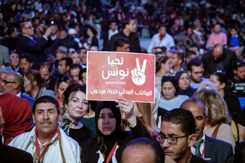 1er mai 2019 : cérémonie de cloture du premier congrès constitutif du nouveau parti Tahya Tounes dans la salle de Radès. Youssef Chahed, leader non déclaré de ce parti, est venu tenir un discours de cloture d'une heure, mais est entré comme chef du gouvernement et ressorti comme chef du gouvernement, ni nouveau adhérent et encore moins candidat à la présidence pour ce nouveau parti issu du goupe parlementaire de la Coalition nationale et soutien incoditionnel à son chef de gouvernement. « Grâce à vous, aujourd’hui le gouvernement n’est plus seul. Je ne me sens plus seul. Le soutien au gouvernement s’est renforcé depuis la constitution du groupe parlementaire de la Coalition. Il a pris encore plus de force avec la création de Tahya Tounes. Quand on me dit aujourd’hui que le parti tire avantage du gouvernement, je réponds que c’est précisément l’inverse. C’est le gouvernement qui bénéficie de l’appui de Tahya Tounes." déclarera Chahed.