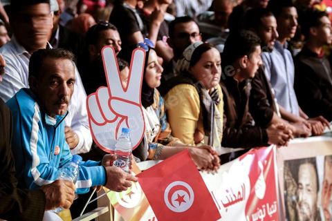 1er mai 2019 : cérémonie de cloture du premier congrès constitutif du nouveau parti Tahya Tounes dans la salle de Radès. Youssef Chahed, leader non déclaré de ce parti, est venu tenir un discours de cloture d'une heure, mais est entré comme chef du gouvernement et ressorti comme chef du gouvernement, ni nouveau adhérent et encore moins candidat à la présidence pour ce nouveau parti issu du goupe parlementaire de la Coalition nationale et soutien incoditionnel à son chef de gouvernement. « Grâce à vous, aujourd’hui le gouvernement n’est plus seul. Je ne me sens plus seul. Le soutien au gouvernement s’est renforcé depuis la constitution du groupe parlementaire de la Coalition. Il a pris encore plus de force avec la création de Tahya Tounes. Quand on me dit aujourd’hui que le parti tire avantage du gouvernement, je réponds que c’est précisément l’inverse. C’est le gouvernement qui bénéficie de l’appui de Tahya Tounes." déclarera Chahed.