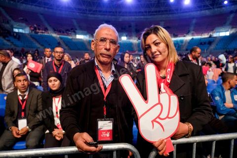 1er mai 2019 : cérémonie de cloture du premier congrès constitutif du nouveau parti Tahya Tounes dans la salle de Radès. Youssef Chahed, leader non déclaré de ce parti, est venu tenir un discours de cloture d'une heure, mais est entré comme chef du gouvernement et ressorti comme chef du gouvernement, ni nouveau adhérent et encore moins candidat à la présidence pour ce nouveau parti issu du goupe parlementaire de la Coalition nationale et soutien incoditionnel à son chef de gouvernement. « Grâce à vous, aujourd’hui le gouvernement n’est plus seul. Je ne me sens plus seul. Le soutien au gouvernement s’est renforcé depuis la constitution du groupe parlementaire de la Coalition. Il a pris encore plus de force avec la création de Tahya Tounes. Quand on me dit aujourd’hui que le parti tire avantage du gouvernement, je réponds que c’est précisément l’inverse. C’est le gouvernement qui bénéficie de l’appui de Tahya Tounes." déclarera Chahed.