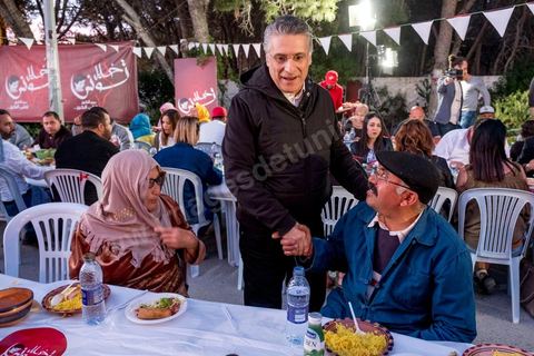 1er juin 2019 : Nabil Karoui, avec son association "Khalil Tounes", du nom de son fils mort dasn un accident de voiture, sillonne depuis trois ans le pays pour des oeuvres caritatives. Ce 1er juin, la fin de ramadan apporche et l'association oragnise son dernier diner "iftar" dans un quartier populaire de Carthage, banlieue nord de tunis. 