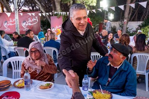 1er juin 2019 : Nabil Karoui, avec son association "Khalil Tounes", du nom de son fils mort dasn un accident de voiture, sillonne depuis trois ans le pays pour des oeuvres caritatives. Ce 1er juin, la fin de ramadan apporche et l'association oragnise son dernier diner "iftar" dans un quartier populaire de Carthage, banlieue nord de tunis. 