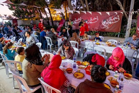 1er juin 2019 : Nabil Karoui, avec son association "Khalil Tounes", du nom de son fils mort dasn un accident de voiture, sillonne depuis trois ans le pays pour des oeuvres caritatives. Ce 1er juin, la fin de ramadan apporche et l'association oragnise son dernier diner "iftar" dans un quartier populaire de Carthage, banlieue nord de tunis. 