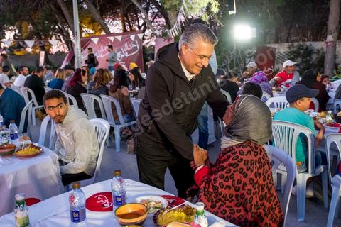 Nabil Karoui, avec son association "Khalil Tounes", du nom de son fils mort dasn un accident de voiture, sillonne depuis trois ans le pays pour des oeuvres caritatives. Ce 1er juin, la fin de ramadan apporche et l'association oragnise son dernier diner "iftar" dans un quartier populaire de Carthage, banlieue nord de tunis. 