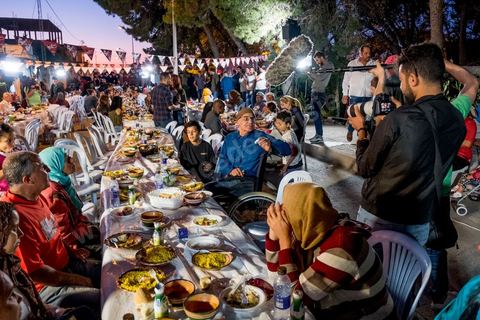 Nabil Karoui, avec son association "Khalil Tounes", du nom de son fils mort dasn un accident de voiture, sillonne depuis trois ans le pays pour des oeuvres caritatives. Ce 1er juin, la fin de ramadan apporche et l'association oragnise son dernier diner "iftar" dans un quartier populaire de Carthage, banlieue nord de tunis. 