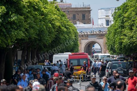 27 juin 2019 : une nouvelle fois le coeur de Tunis est touché par une attaque terroriste revendiquée le soir même par Daesh. Un jeune homme tunisien s'est fait exploser ce matin à 11h près d'une voiture de police en plein coeur historique et commerçant de Tunis sur l'avenue Habib Bourguiba. Bilan 1 policier municipal tué et 5 blessés. Quelques minutes plus tard une seconde attaque d'un kamikaze a eu lieu sur la caserne de la police anti terroriste de Gorjani en haut de la medina de Tunis faisant 3 blessés. Une action conjointe en plein début de la saison touristique qui vise particulièrement les forces de police tunisienne qui depuis quelques années luttent quotidiennement et avec succès contre les groupes terroriste sur le territoire tunisien. 