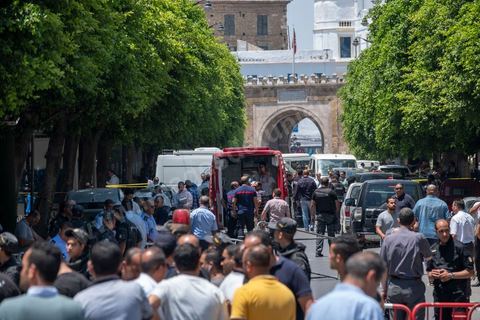 27 juin 2019 : une nouvelle fois le coeur de Tunis est touché par une attaque terroriste revendiquée le soir même par Daesh. Un jeune homme tunisien s'est fait exploser ce matin à 11h près d'une voiture de police en plein coeur historique et commerçant de Tunis sur l'avenue Habib Bourguiba. Bilan 1 policier municipal tué et 5 blessés. Quelques minutes plus tard une seconde attaque d'un kamikaze a eu lieu sur la caserne de la police anti terroriste de Gorjani en haut de la medina de Tunis faisant 3 blessés. Une action conjointe en plein début de la saison touristique qui vise particulièrement les forces de police tunisienne qui depuis quelques années luttent quotidiennement et avec succès contre les groupes terroriste sur le territoire tunisien. 