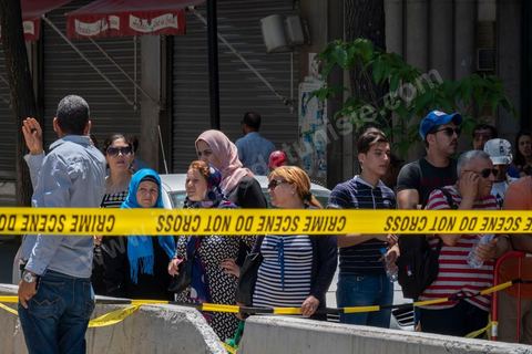 27 juin 2019 : une nouvelle fois le coeur de Tunis est touché par une attaque terroriste revendiquée le soir même par Daesh. Un jeune homme tunisien s'est fait exploser ce matin à 11h près d'une voiture de police en plein coeur historique et commerçant de Tunis sur l'avenue Habib Bourguiba. Bilan 1 policier municipal tué et 5 blessés. Quelques minutes plus tard une seconde attaque d'un kamikaze a eu lieu sur la caserne de la police anti terroriste de Gorjani en haut de la medina de Tunis faisant 3 blessés. Une action conjointe en plein début de la saison touristique qui vise particulièrement les forces de police tunisienne qui depuis quelques années luttent quotidiennement et avec succès contre les groupes terroriste sur le territoire tunisien. 