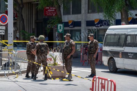 27 juin 2019 : une nouvelle fois le coeur de Tunis est touché par une attaque terroriste revendiquée le soir même par Daesh. Un jeune homme tunisien s'est fait exploser ce matin à 11h près d'une voiture de police en plein coeur historique et commerçant de Tunis sur l'avenue Habib Bourguiba. Bilan 1 policier municipal tué et 5 blessés. Quelques minutes plus tard une seconde attaque d'un kamikaze a eu lieu sur la caserne de la police anti terroriste de Gorjani en haut de la medina de Tunis faisant 3 blessés. Une action conjointe en plein début de la saison touristique qui vise particulièrement les forces de police tunisienne qui depuis quelques années luttent quotidiennement et avec succès contre les groupes terroriste sur le territoire tunisien. 