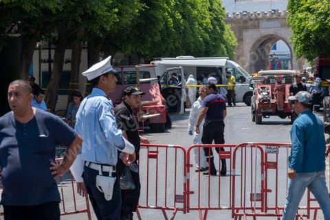 27 juin 2019 : une nouvelle fois le coeur de Tunis est touché par une attaque terroriste revendiquée le soir même par Daesh. Un jeune homme tunisien s'est fait exploser ce matin à 11h près d'une voiture de police en plein coeur historique et commerçant de Tunis sur l'avenue Habib Bourguiba. Bilan 1 policier municipal tué et 5 blessés. Quelques minutes plus tard une seconde attaque d'un kamikaze a eu lieu sur la caserne de la police anti terroriste de Gorjani en haut de la medina de Tunis faisant 3 blessés. Une action conjointe en plein début de la saison touristique qui vise particulièrement les forces de police tunisienne qui depuis quelques années luttent quotidiennement et avec succès contre les groupes terroriste sur le territoire tunisien. 